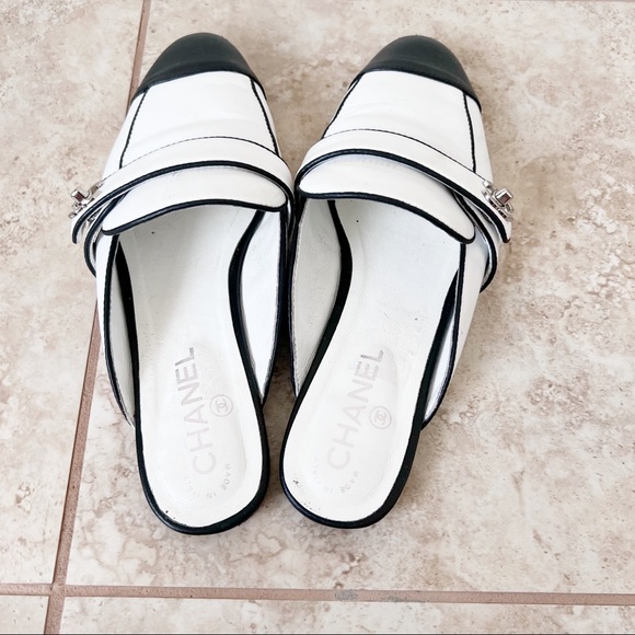 Authentic Chanel lambskin cc lock mules size 39 - Picture 9 of 12